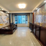 华耀城江南锦苑，中式装修风格，配备中央空调。临近御府雅居，三居室房屋赠送车位和地下室，可贷款购买