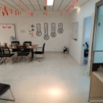 人民路的招贤大厦出租，房间内带有空调和暖气，还配备办公家具。该大厦临近友谊时代广场