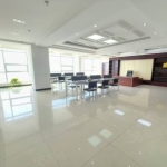 金宇大厦有多套房源出租，有阳面的房间，且配备家具。面积有 60 平和 120 平可选