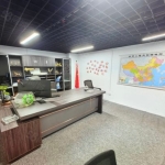 220 平空间，带有三个玻璃隔断。位于招贤大厦、鑫岭大厦、恒隆广场附近，配有全套家具