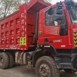 用于工程运输的上汽红岩红岩金刚自卸车，以 380 马力的功率，可轻松承载 60 吨的货物