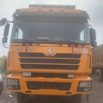 青岛解放 解放 JH6 型载货车，长度为 9.5 米，具备 460 马力