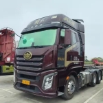 一汽解放的解放 J6P 牵引车，能够承载 40 吨的重量，拥有 560 马力