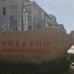 面积为 320 平和 380 平，包办理过户，是一手房且无抵押无贷款