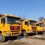 陕汽德龙 F3000 自卸车，可载重 50 吨，其马力达 380 匹