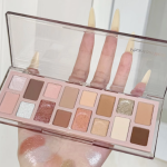 美轮美奂的眼影魔法 16 色眼影盘的魅力绽放