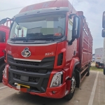 东风柳汽的乘龙 H5 载货车，车厢长度 6.8 米，拥有 270 马力