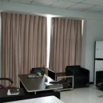 现有写字间出售，位于市核心地段，位置好风好水。该写字间拥有大落地窗，是办公的优选之地