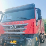 上汽红岩杰狮自卸车，拥有 433 马力的强劲动力，额定载重可达 12.37 吨，具备强大的运输能力，能轻松应对各种复杂的作业环境