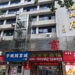 华冶大厦二层商铺，面积达 1100 平，可进行分租。该商铺配备独立电梯，地处市中心老商圈