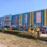 华耀城，位于耀邯路十字路口处的门市对外出售