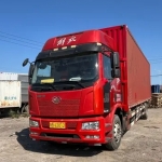 一汽解放旗下的解放 J6L 载货车，拥有 9.7 米的货箱长度以及 240 马力的强劲动力