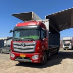 福田欧曼旗下的欧曼 EST 载货车，拥有 9.6 米的长货箱，其动力强劲，可达 320 马力