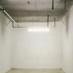 地处招商大酒店东侧，新交房房源。房间方正大气，紧邻电梯，拿取物品极为方便