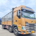 东风柳汽乘龙 H7 载货车，车厢长度达 9.6 米，拥有 350 马力的强劲动力