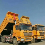 陕汽重卡德龙 F3000 自卸车，拥有 380 马力，可载重 60 吨