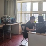 全新推出国贸大厦 165 平办公空间。一个大厅宽敞明亮，三个办公室布局合理