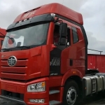 拥有 460 马力强劲动力的一汽解放 J6P 牵引车，可牵引 40 吨货物