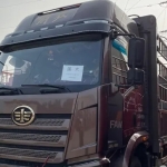 一汽解放 J6L 载货车，其 260 马力的动力足以满足 6.8 米货箱的运输需求