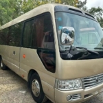 2007 款丰田考斯特柴油客车，4.2T 手动挡，座位数为 30 座或 20 座，原装外摆门设计