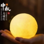 手提国风灯笼点亮中秋之韵