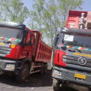 德龙 X3000 自卸车出自陕汽重卡，该车能够承载 70 吨的重量，其发动机具备 460 马力的动力