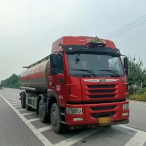 此为一辆位于山西临汾的解放油罐车，载重 20 吨，价格低廉