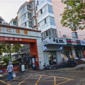 位于老妇幼医院对面的门市现出售，过户手续全包，门市月租为 3000 元