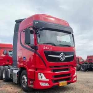 东风商用车的天龙旗舰 KX 牵引车，可牵引 38.67 吨货物，拥有 520 马力