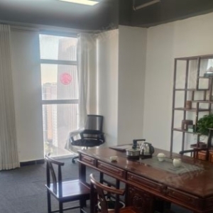 创鑫华城，精装房源出售。位于东南角，拥有落地窗，格局上佳。临近安居中道与江泉