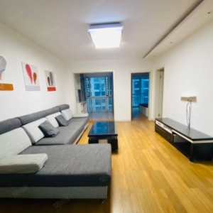 连城别苑有一套低楼层的小三居室急售。此房地暖已改造，房本满五年。有钥匙，随时可以看房