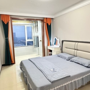 高铁站附近的军师府邸，拥有精装两居室。可直接拎包入住，屋内配备电视且带有无线网络