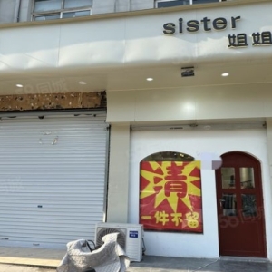 位于联纺路的服装店转让，店内精装修，位置极佳。此店铺可空转，适合多种行业经营