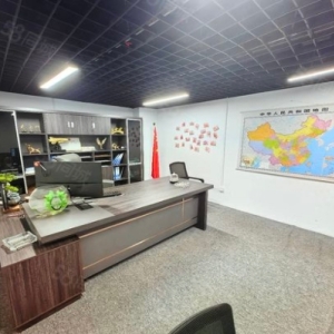 220 平空间，带有三个玻璃隔断。位于招贤大厦、鑫岭大厦、恒隆广场附近，配有全套家具