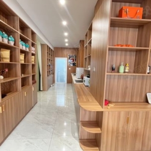 位于箭岭路光华苑大门口的头疗美容店现对外转让，可空转，机会难得，不容错过