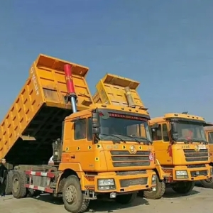 陕汽重卡旗下的德龙 F3000 自卸车，380 马力的功率与 60 吨的载重，展现出强大的实力