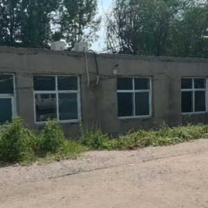 从黄粱梦高速口出发，向北行进 2 公里