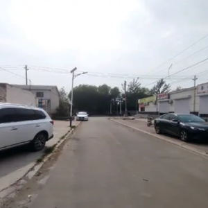 在中华北区域，有仓库和场地可供使用。交通便捷，既适合发展餐饮，也可作为仓库等