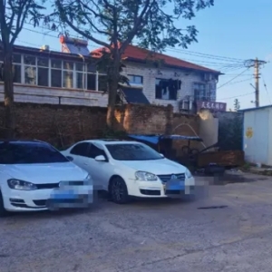 这里有一处空地待租，它紧邻大路，进出车极为便利