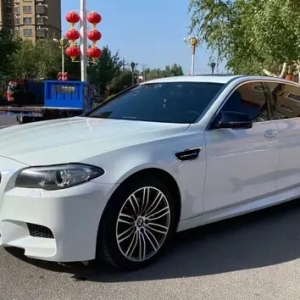 宝马 5 系 2014 款中，拥有丰富配置的 525Li 豪华设计套装款汽车