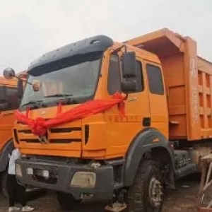 北奔重卡的北奔 V3 自卸车，拥有 380 马力的强大动力，具备高达 60 吨的载重能力，是工程运输的得力干将。