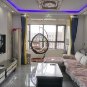 在美的时代城，有一套出租的精装三居室，家具家电完备，随时等你来拎包入住