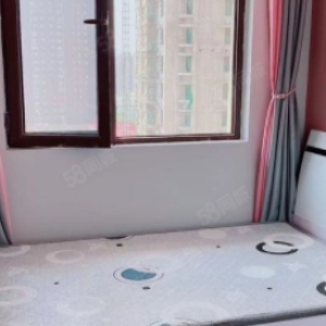 在国瑞瑞城，五室一厅一卫的电梯房，南北通透，呈现精装修风格