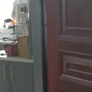 屋内格局方正，为西户，既适合住宅，也适合办公