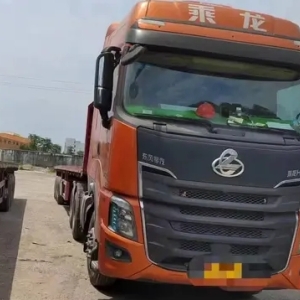 东风柳汽的乘龙 H7 牵引车，可牵引 40 吨货物，拥有 460 马力