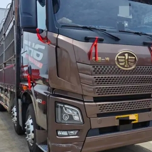 青岛解放 解放 JH6 型载货车，长度为 9.5 米，具备 460 马力