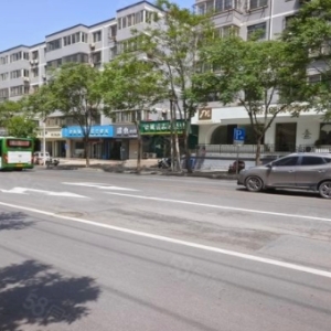 箭岭路的单一层门市正在出售，月租为 3705 元，同时包更名