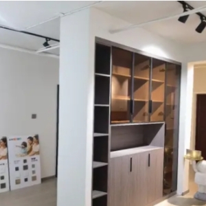 装修工作室现转让，面积 130 平，精装修，有需要请联系我