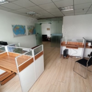 在德源大厦，家具空调一应俱全，拎包就能办公