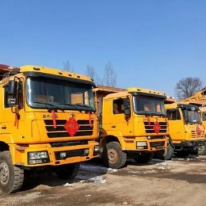 陕汽德龙 F3000 自卸车，可载重 50 吨，其马力达 380 匹